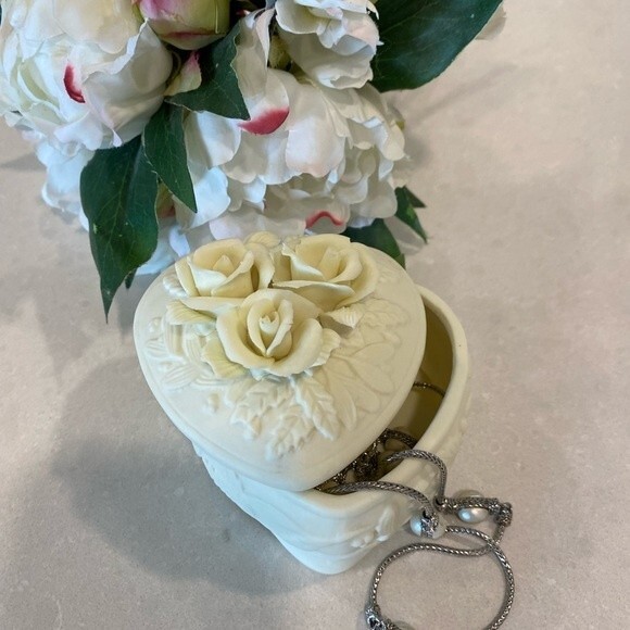 Vintage Porcelain Heart Shaped Jewelry Trinket box with delicate Roses - Picture 7 of 9